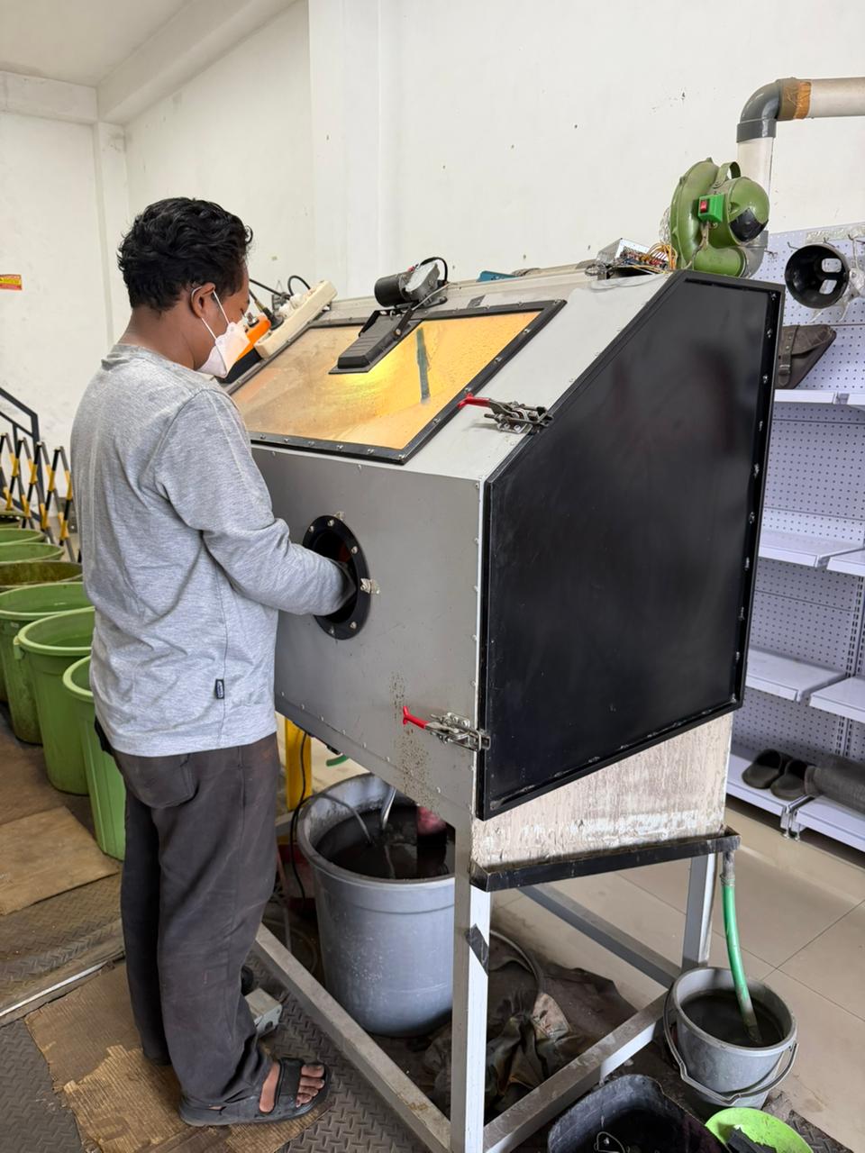 Proses vapour blasting di workshop MUDRICK MOTORWORKS